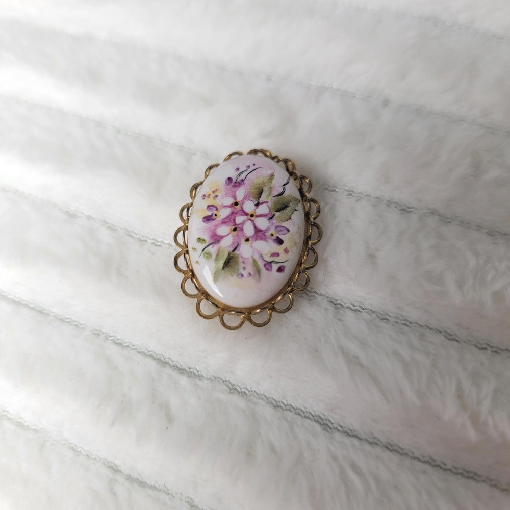 Vintage Hand-Painted Floral Porcelain Brooch: Gold‎ Tone Cottagecore Pin